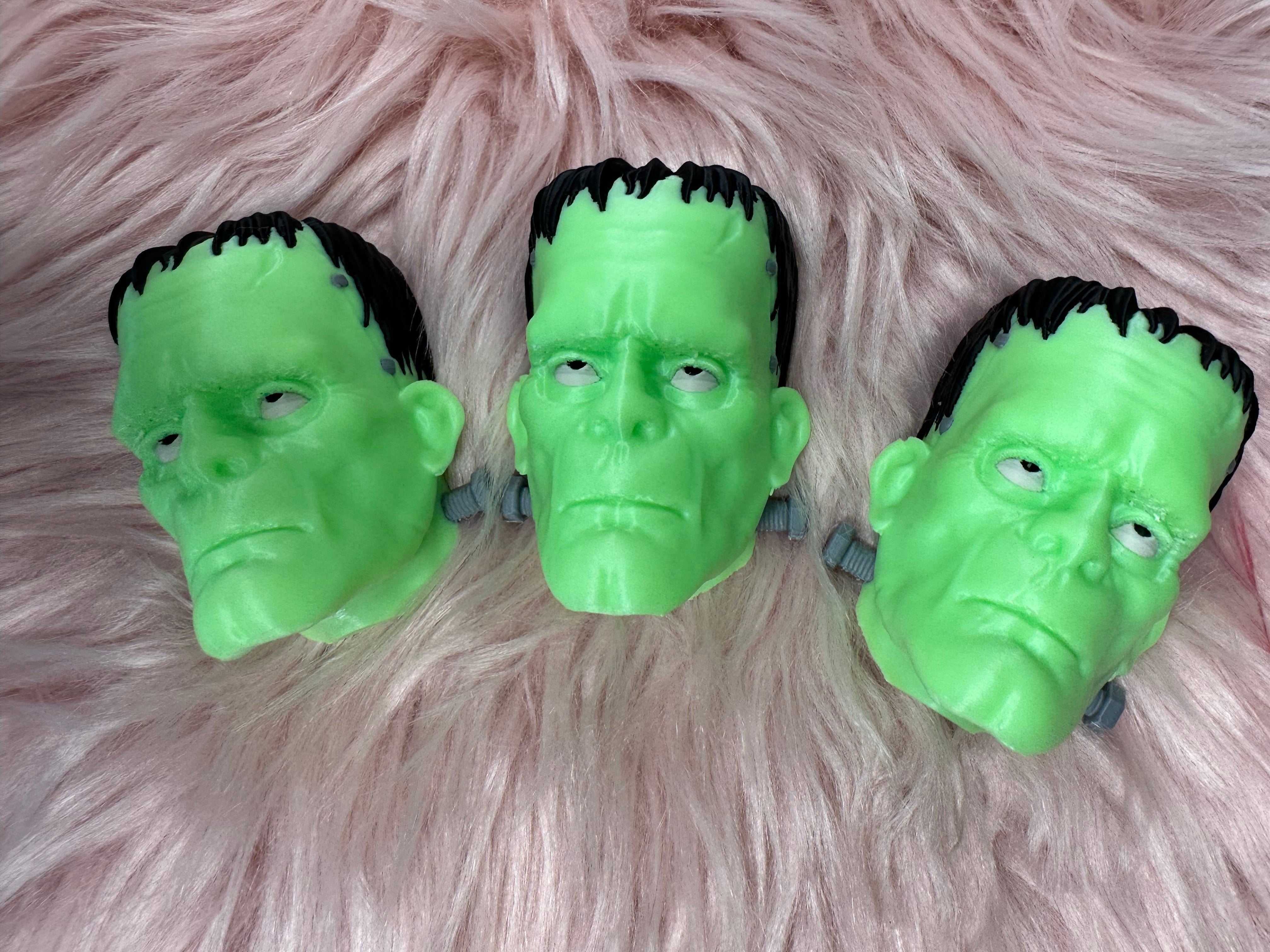 Tumbler Shield: Frankenstein's Monster Glows with exposure to UV!