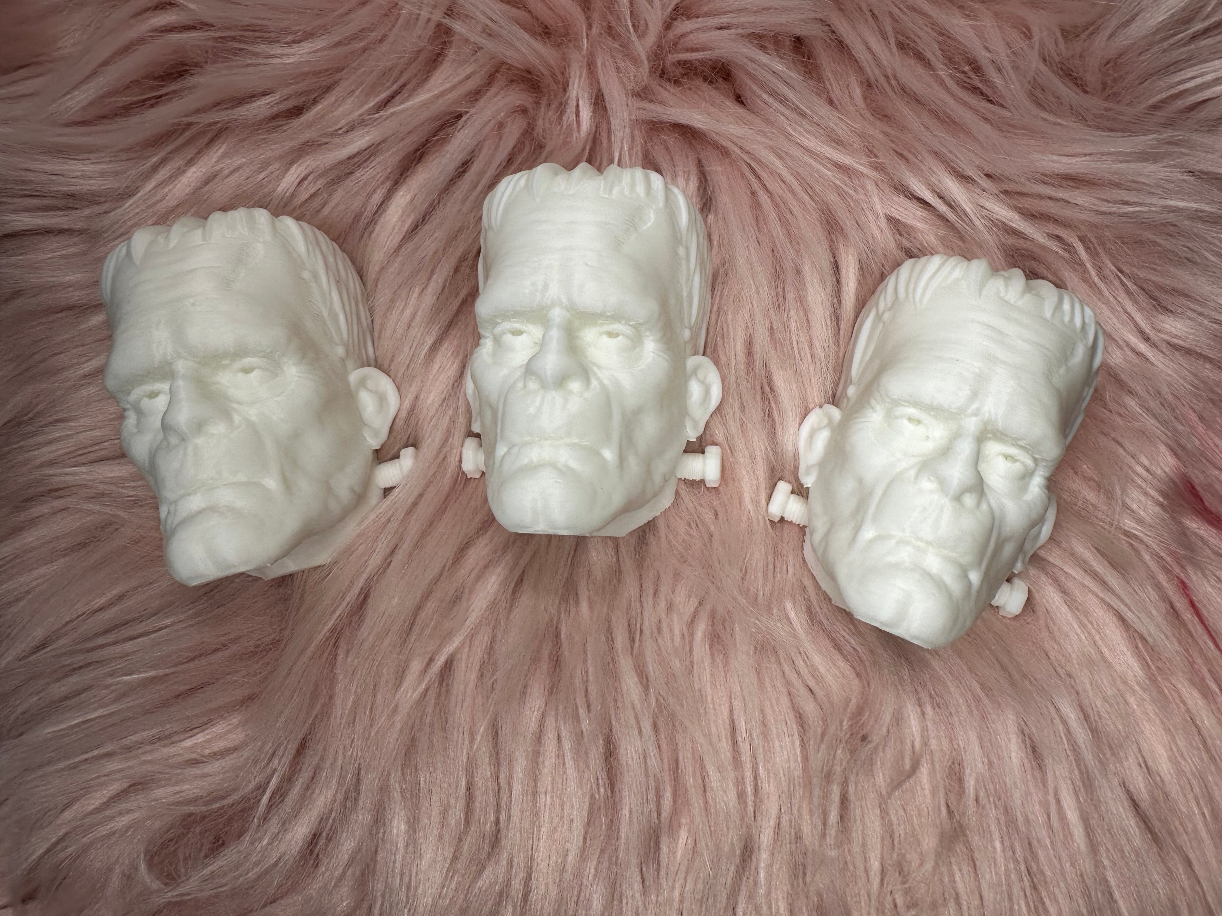 Tumbler Shield: Frankenstein's Monster Glows with exposure to UV!