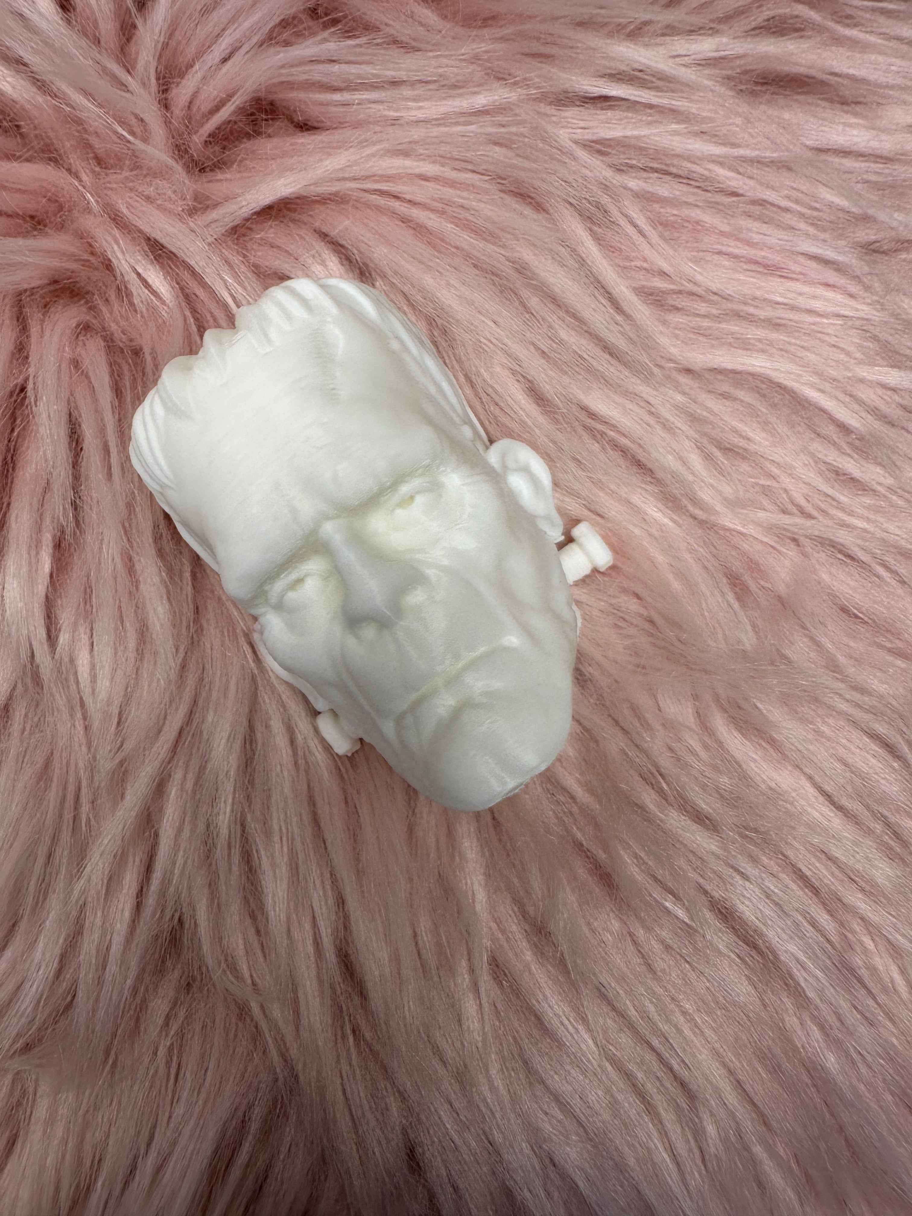 Tumbler Shield: Frankenstein's Monster Glows with exposure to UV!